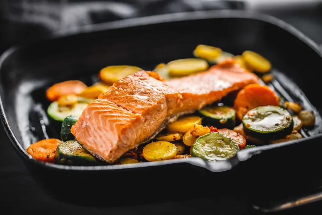 Grillowany łosoś z warzywami na patelni, czyli porcja białka, którą przy OMAD trzeba zmieścić w jednym posiłku
