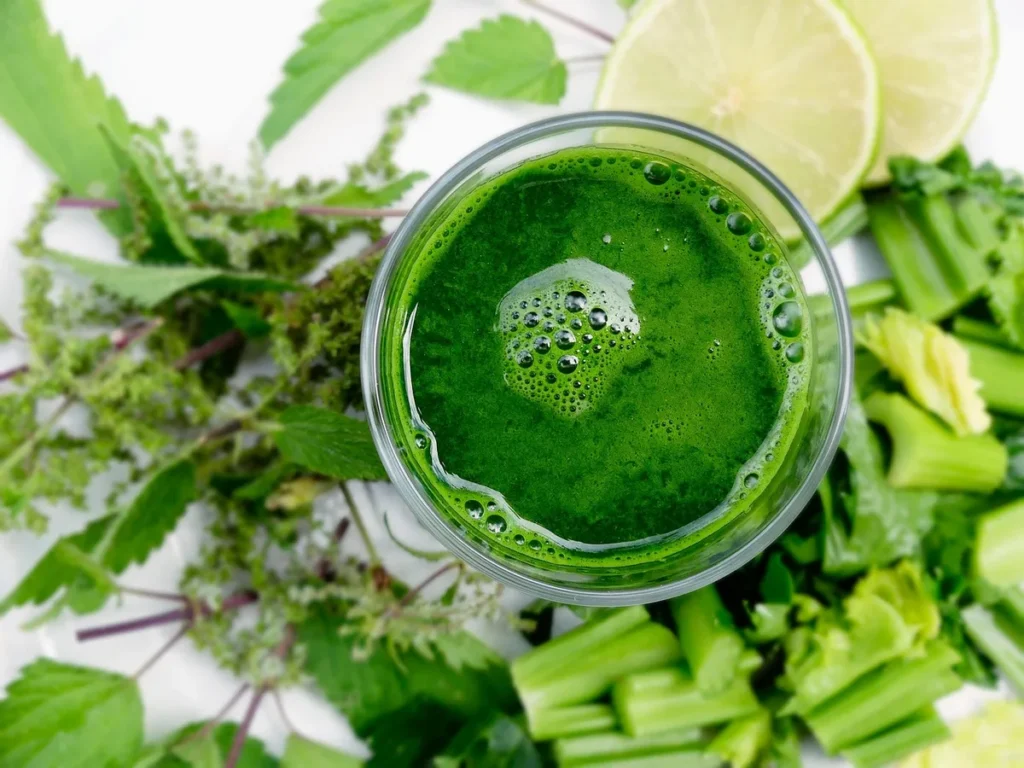 Zielony sok warzywny z selerem naciowym, ziołami i limonką, popularny w dietach detoks