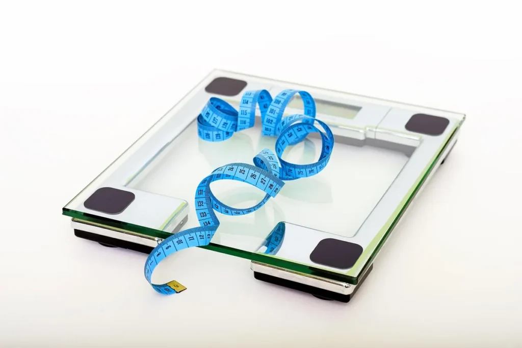 Szklana waga łazienkowa z taśmą krawiecką, bo zasada 7700 kcal na kilogram nie działa liniowo